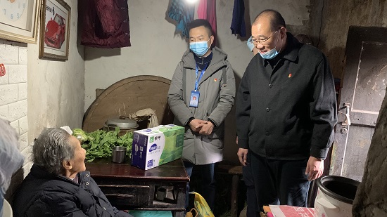 集團(tuán)公司慰問“雙包雙?！鄙鐓^(qū)困難群眾