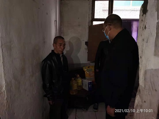 集團公司慰問“雙包雙?！鄙鐓^(qū)困難群眾